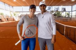 买球网站 -纳达尔亲授红土之王大师课，斯瓦泰克认真做笔记学习正手