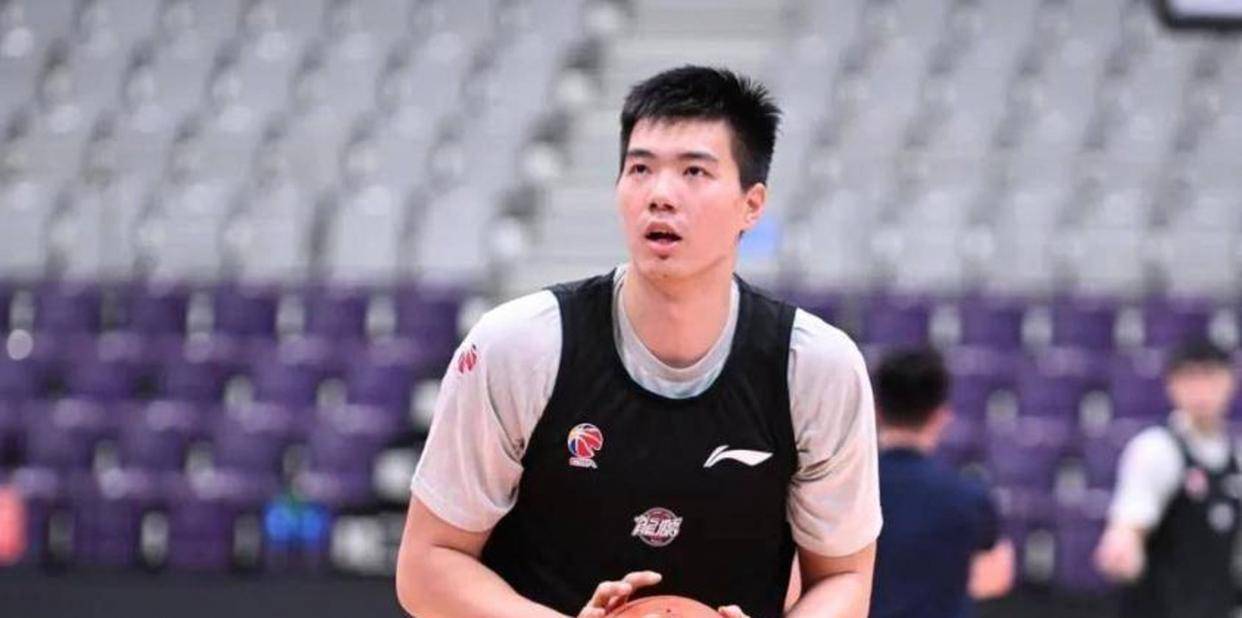 请个假却搅动整个CBA转会市场，焦泊乔从板凳小透明成流言主角，年轻球员压力有多大，广东北控内线之争背后真实困境是什么